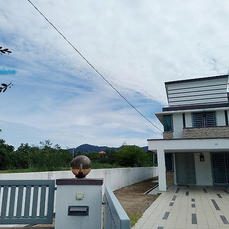 Sri Manjung Ma Maison Homestay Lumut Bagian luar foto