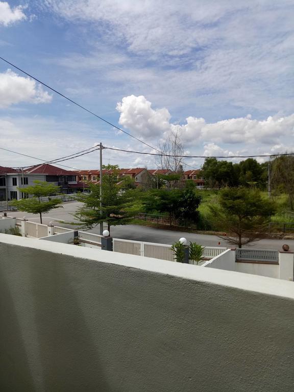 Sri Manjung Ma Maison Homestay Lumut Bagian luar foto